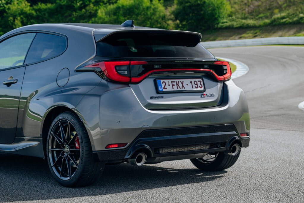 El GR Yaris nace de la competición, heredando el ADN de los coches de rally de Toyota. Su ligero chasis y su potente motor turboalimentado de 1.6 litros y 3 cilindros, que ofrece hasta 280 CV en la versión RZ, lo convierten en un auténtico juguete para los amantes de la conducción deportiva...