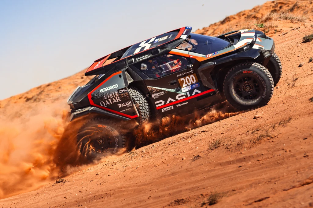 Un Dacia Sandrider sube una duna en el desierto
