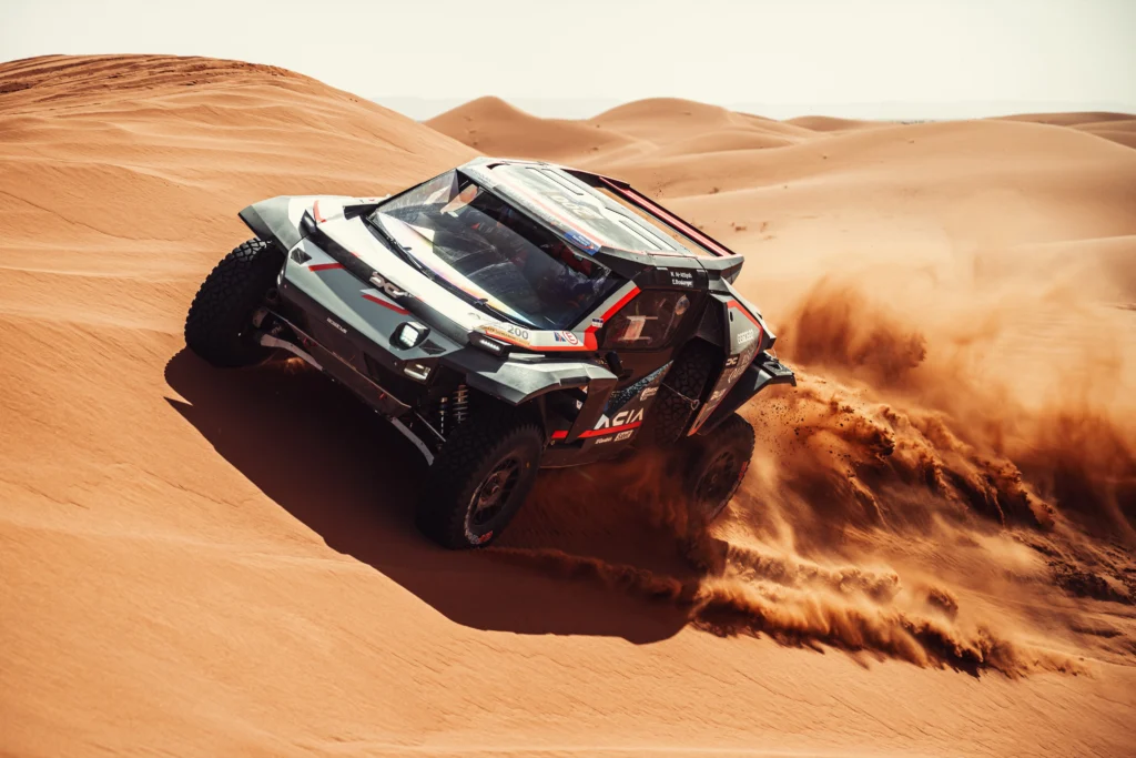 Un Dacia Sandrider derrapa sobre la arena de una duna