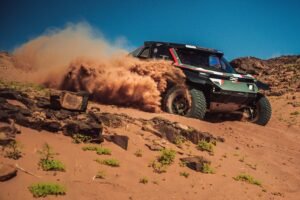 Un Dacia Sandrider levanta polvo en una pista pedregosa del desierto