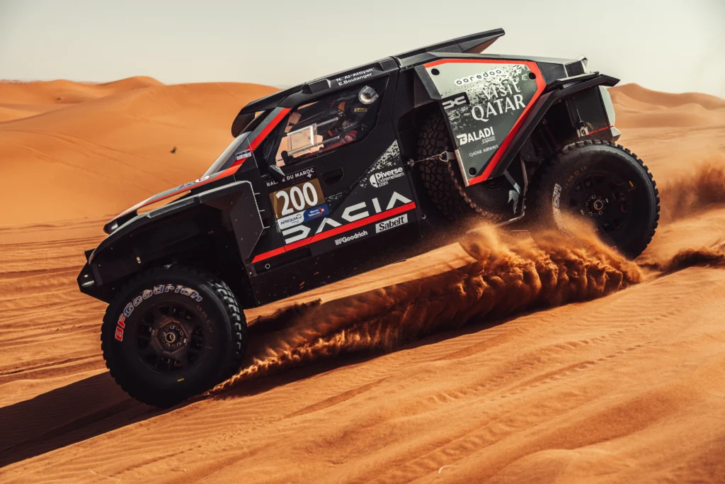 El Dacia Sandrider número 200 en plena duna