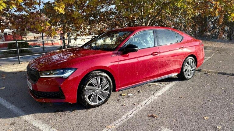 Škoda Superb Berlina rojo aparcado