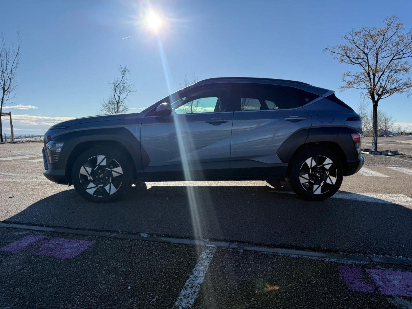 Hyundai Kona Híbrido visto de lado