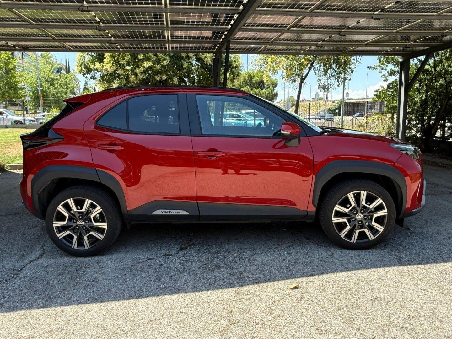 Toyota Yaris Cross Hybrid 130 visto de lado