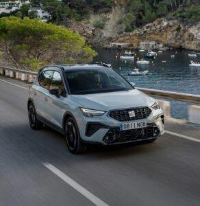 SEAT Arona en marcha por una carretera de costa