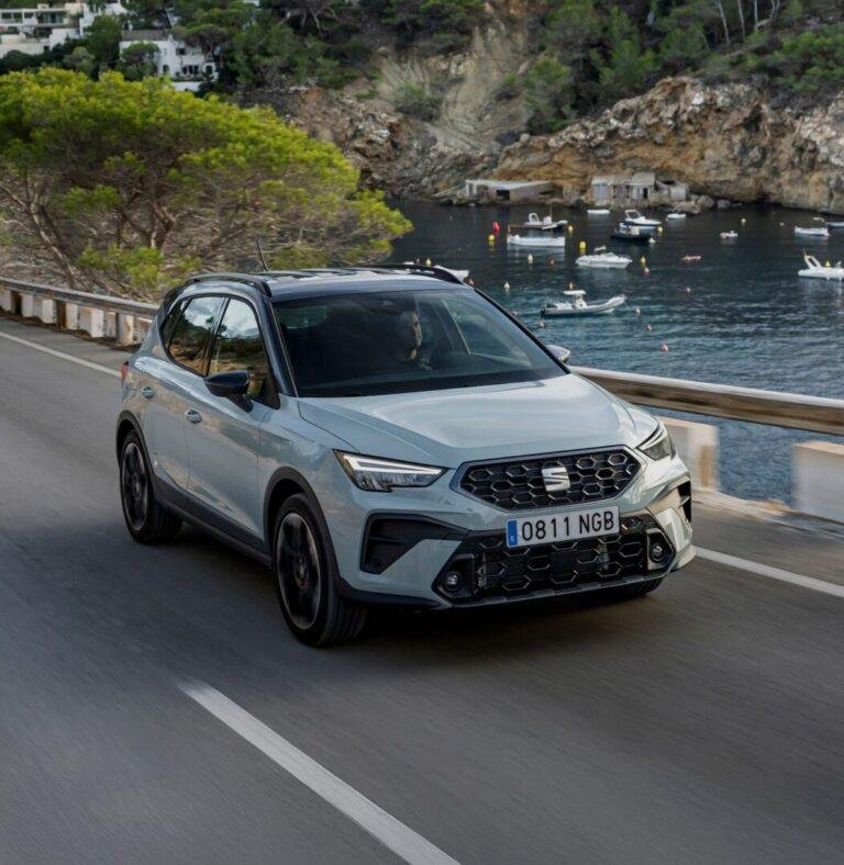 SEAT Arona en marcha por una carretera de costa