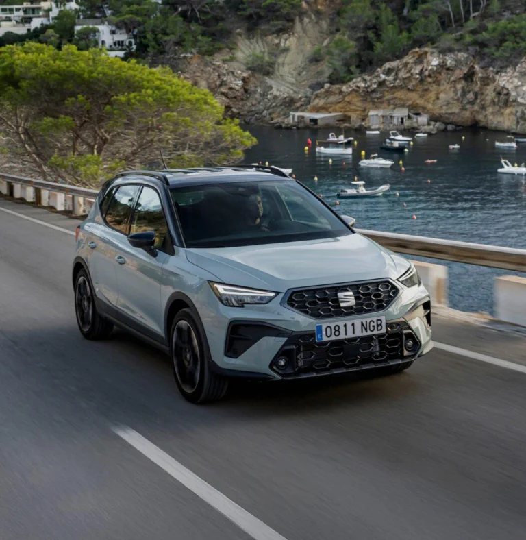 SEAT Arona en marcha por una carretera de costa