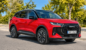 EBRO s700 HEV rojo con techo negro aparcado