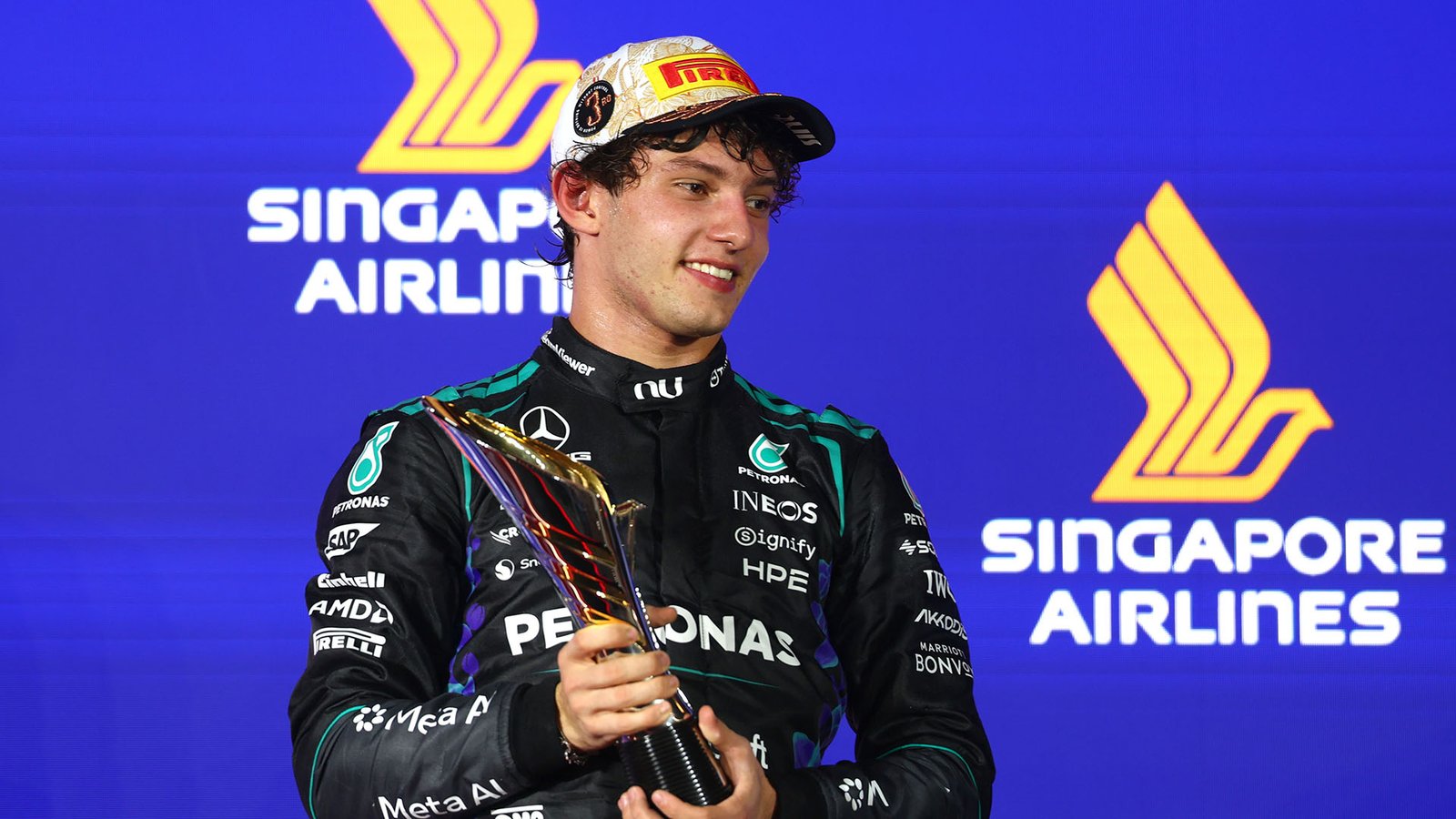 Kimi Antonelli con el trofeo de tercer clasificado en el GP de Singapur 2026