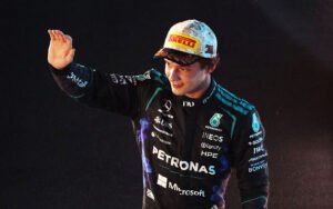 Kimi Antonelli saluda con el casco puesto tras el GP de Singapur