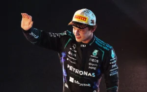 Kimi Antonelli saluda con el casco puesto tras el GP de Singapur
