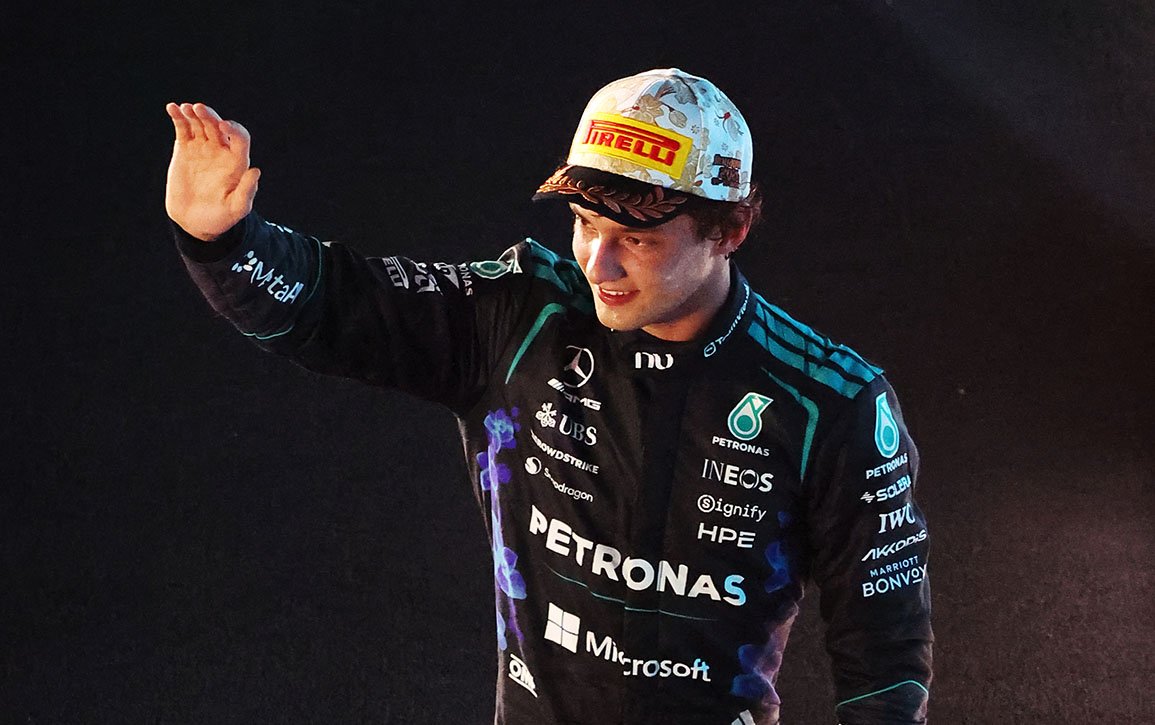 Kimi Antonelli saluda con el casco puesto tras el GP de Singapur