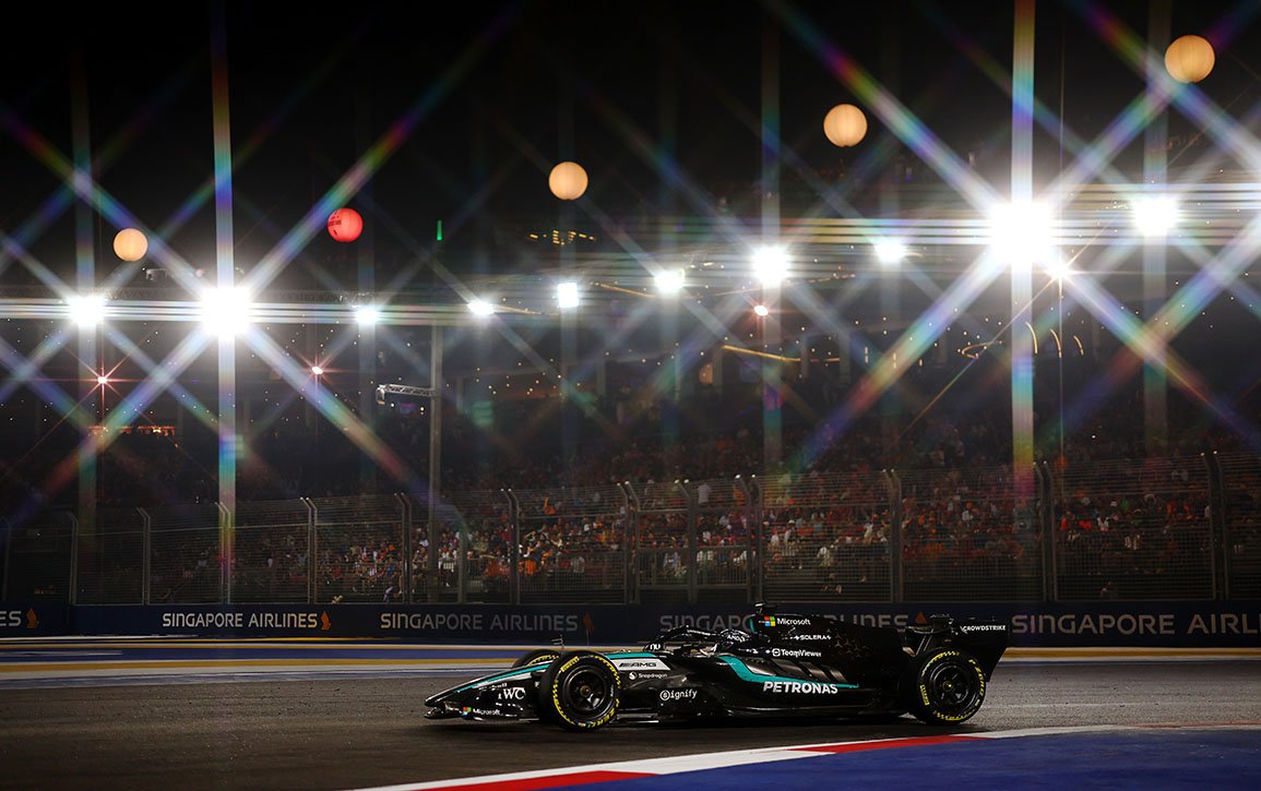 Monoplaza de Mercedes-AMG F1 rodando de noche en Singapur