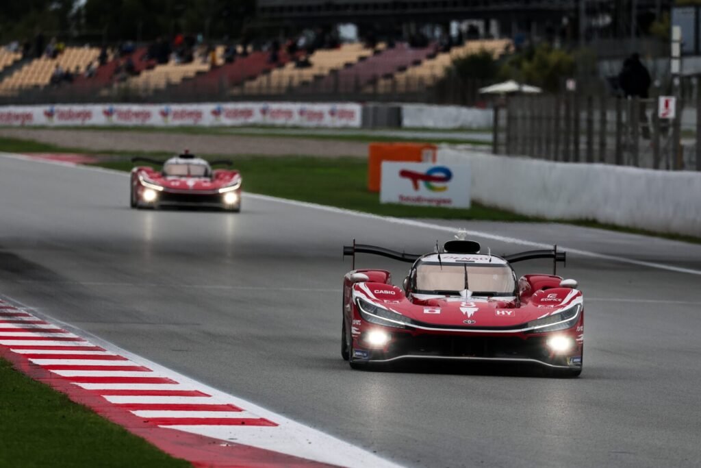 Un Toyota TR010 Hybrid rueda en el Circuit de Barcelona-Catalunya