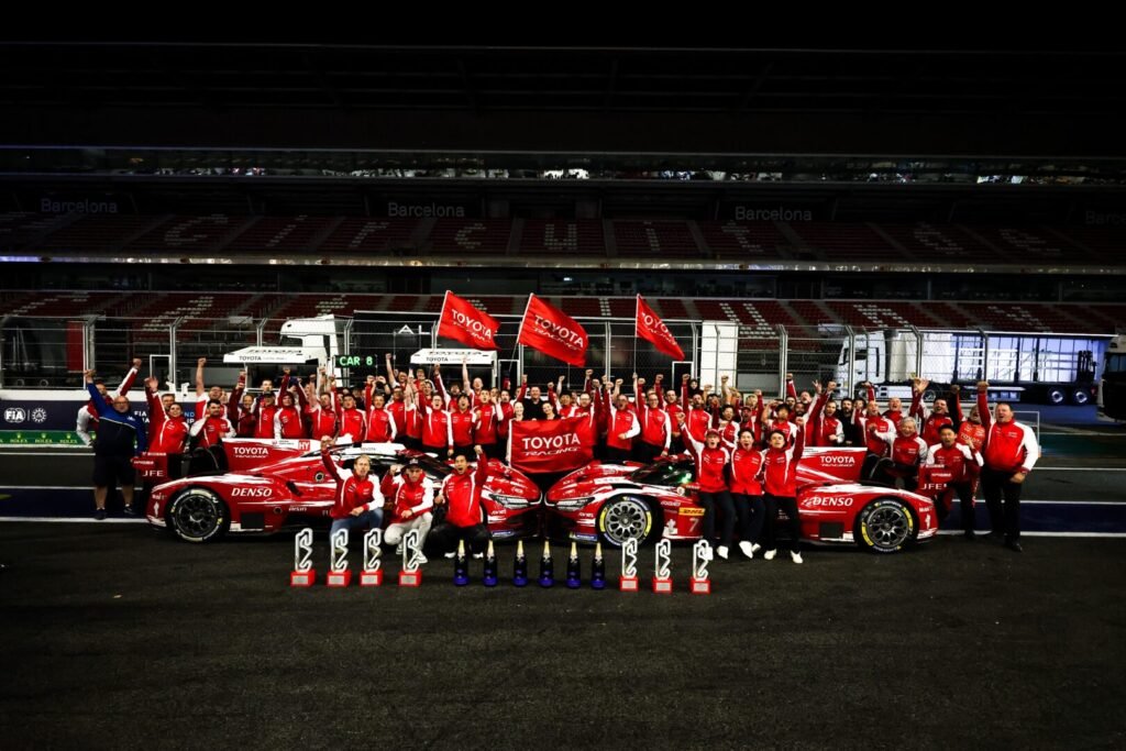 El equipo Toyota Racing celebra el título mundial de constructores del WEC en Barcelona