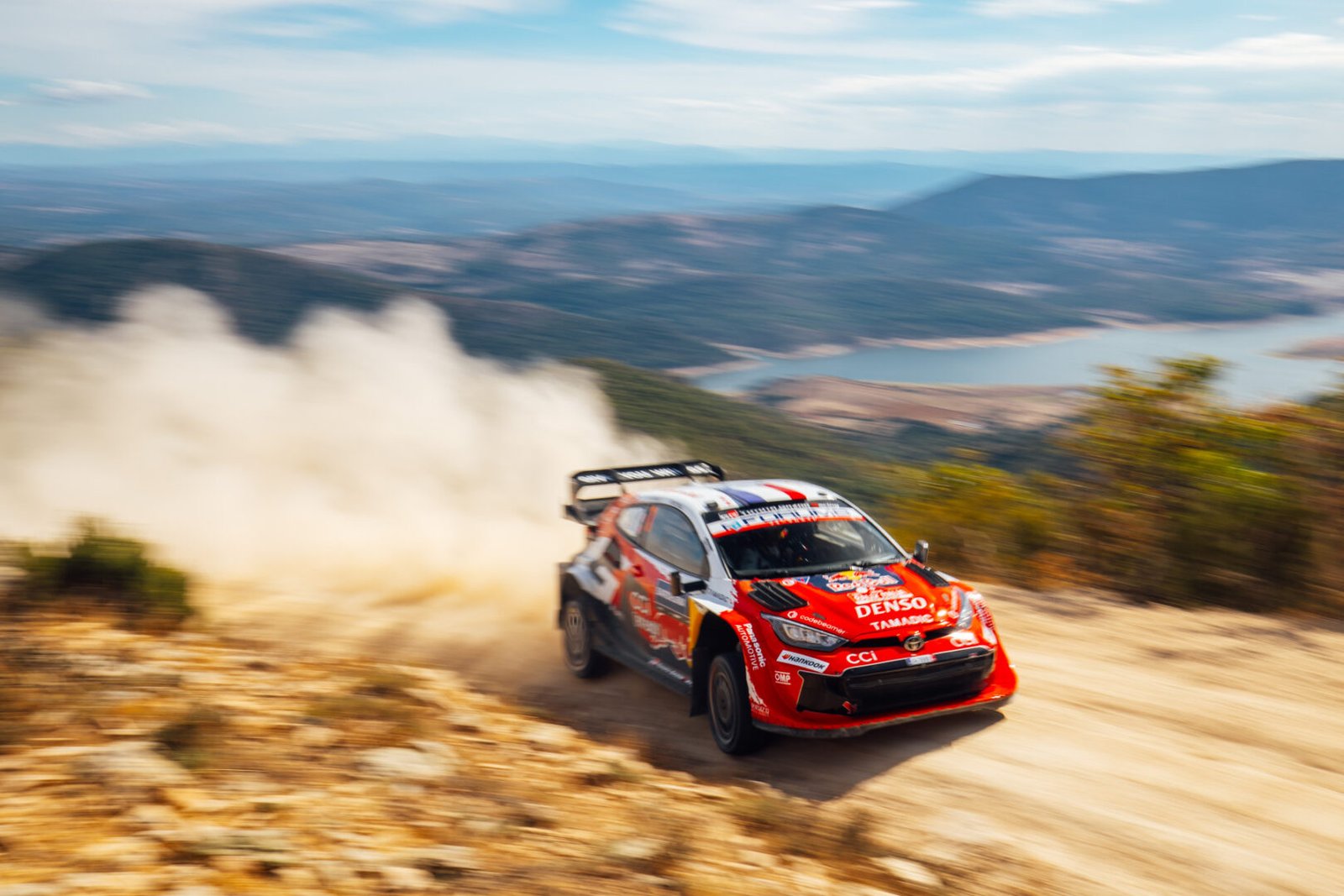 Toyota GR Yaris Rally1 de Sébastien Ogier en un tramo de tierra