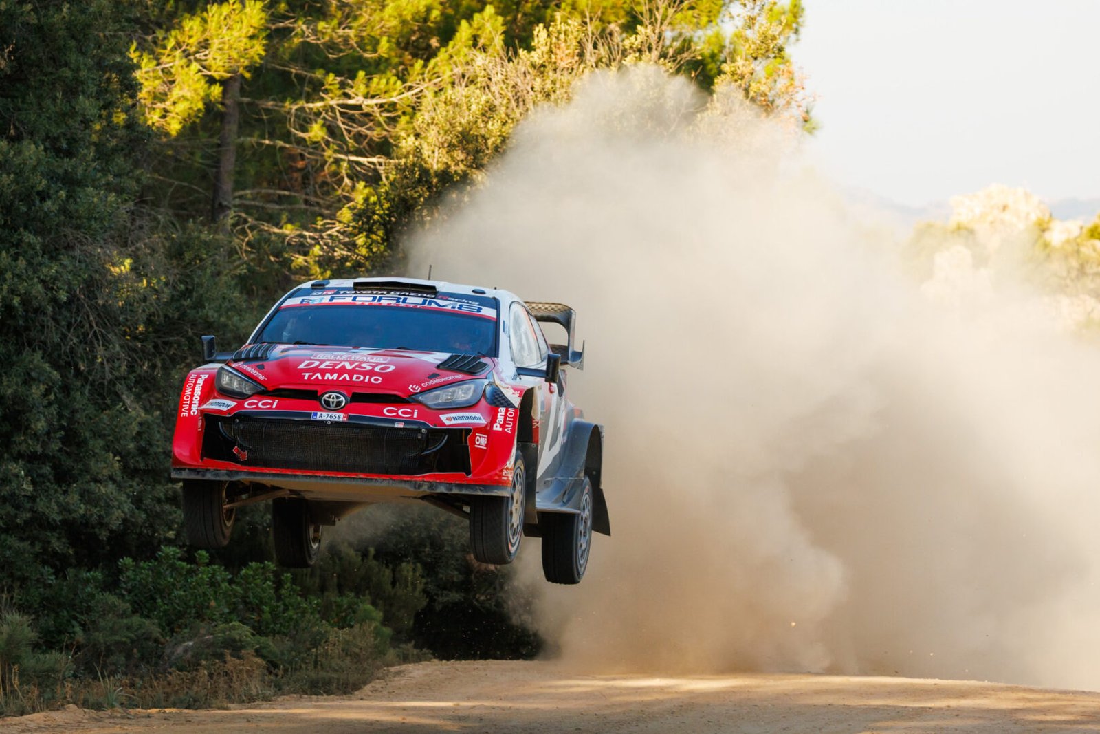 Toyota GR Yaris Rally1 de Takamoto Katsuta en el Rally Italia Sardegna