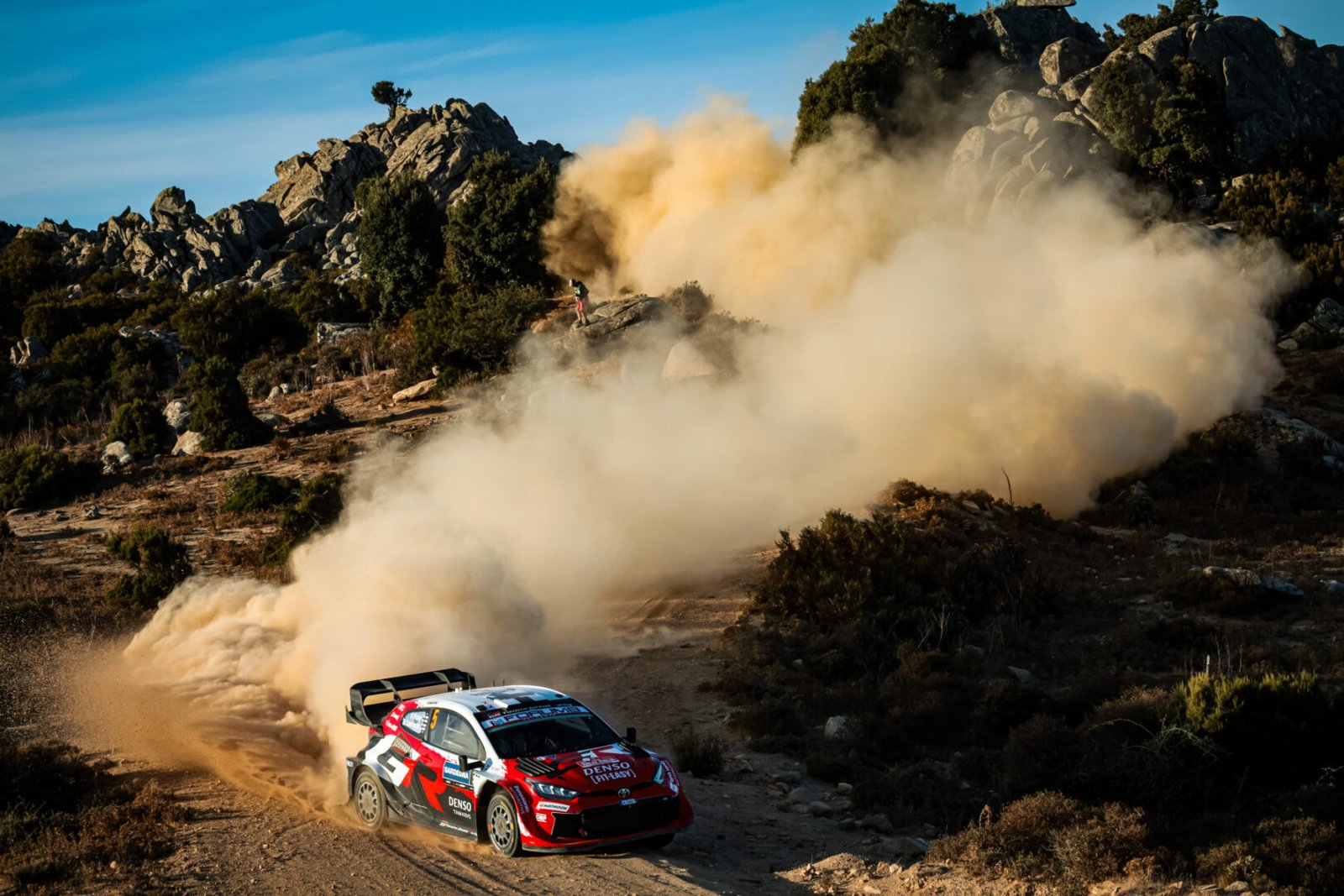 Toyota GR Yaris Rally1 de Sami Pajari en el Rally Italia Sardegna