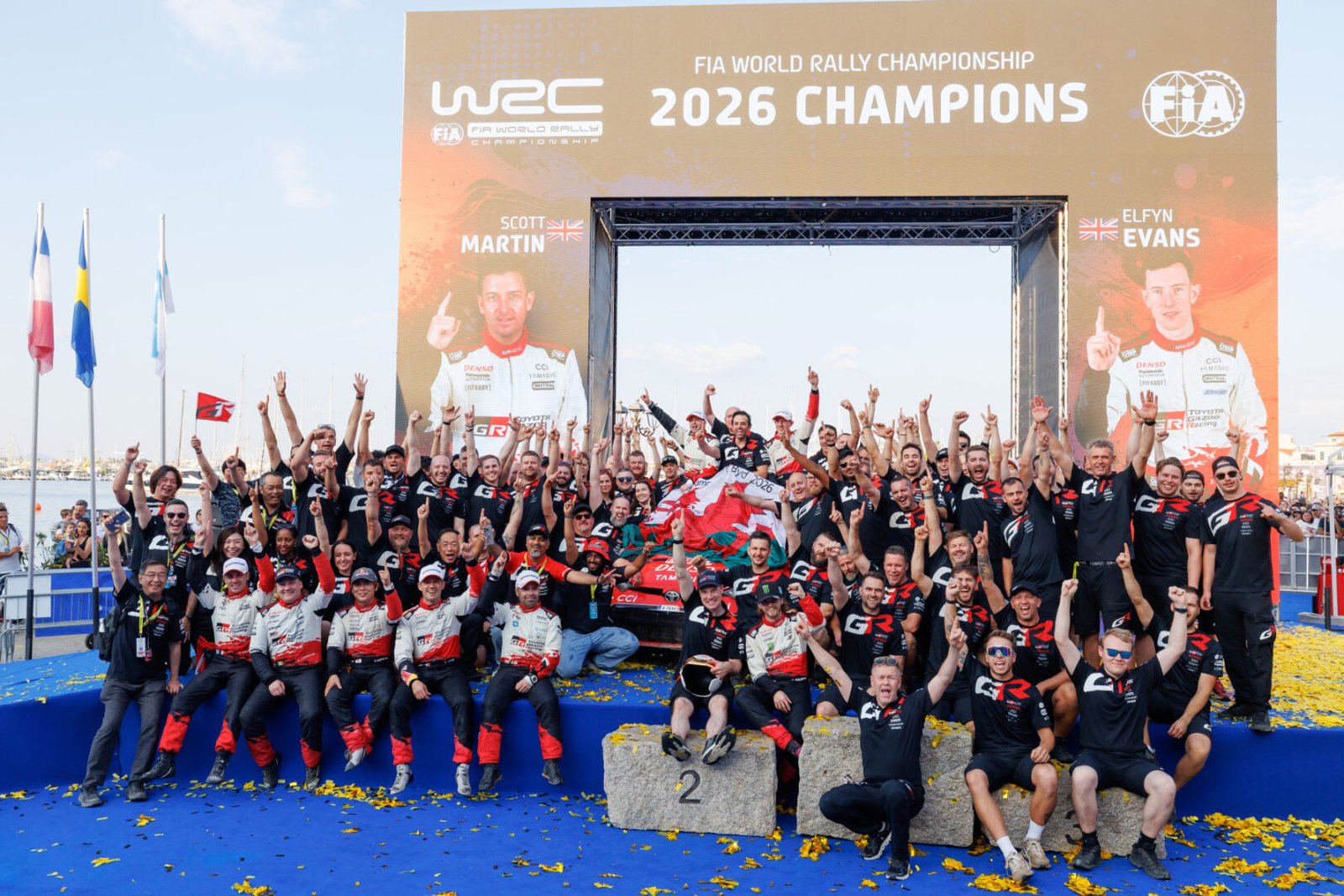 Podio del Rally Italia Sardegna 2026 con los equipos de Toyota