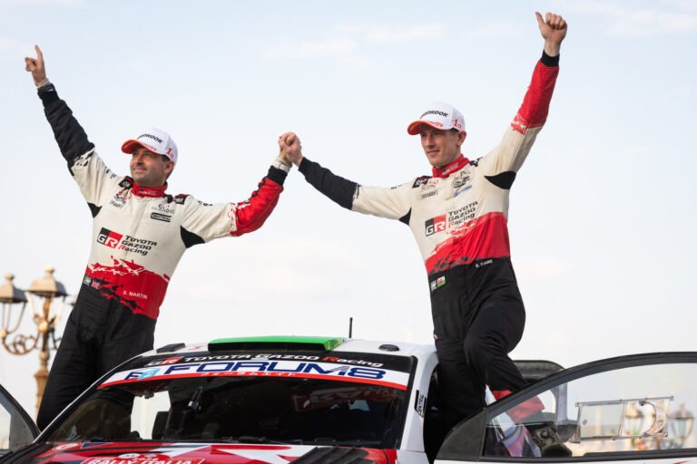 Elfyn Evans y Scott Martin celebran el título mundial de rallies 2026 con Toyota