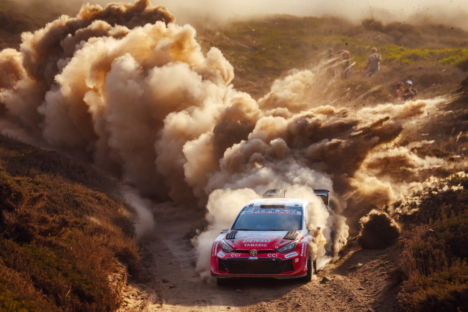 Toyota GR Yaris Rally1 de Oliver Solberg en un tramo de tierra de Cerdeña