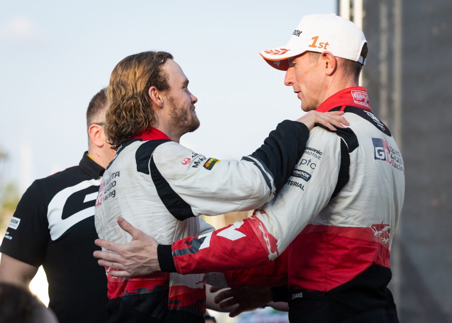 Oliver Solberg y Elfyn Evans tras el final del Rally Italia Sardegna 2026
