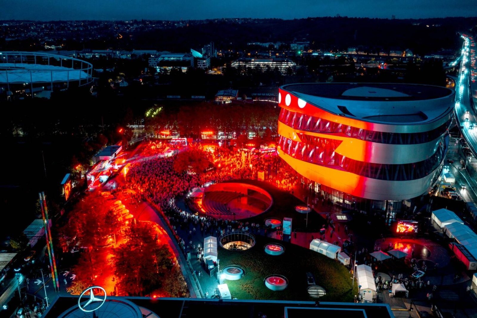Vista aérea del Mercedes-Benz Museum iluminado durante The 140 Festival