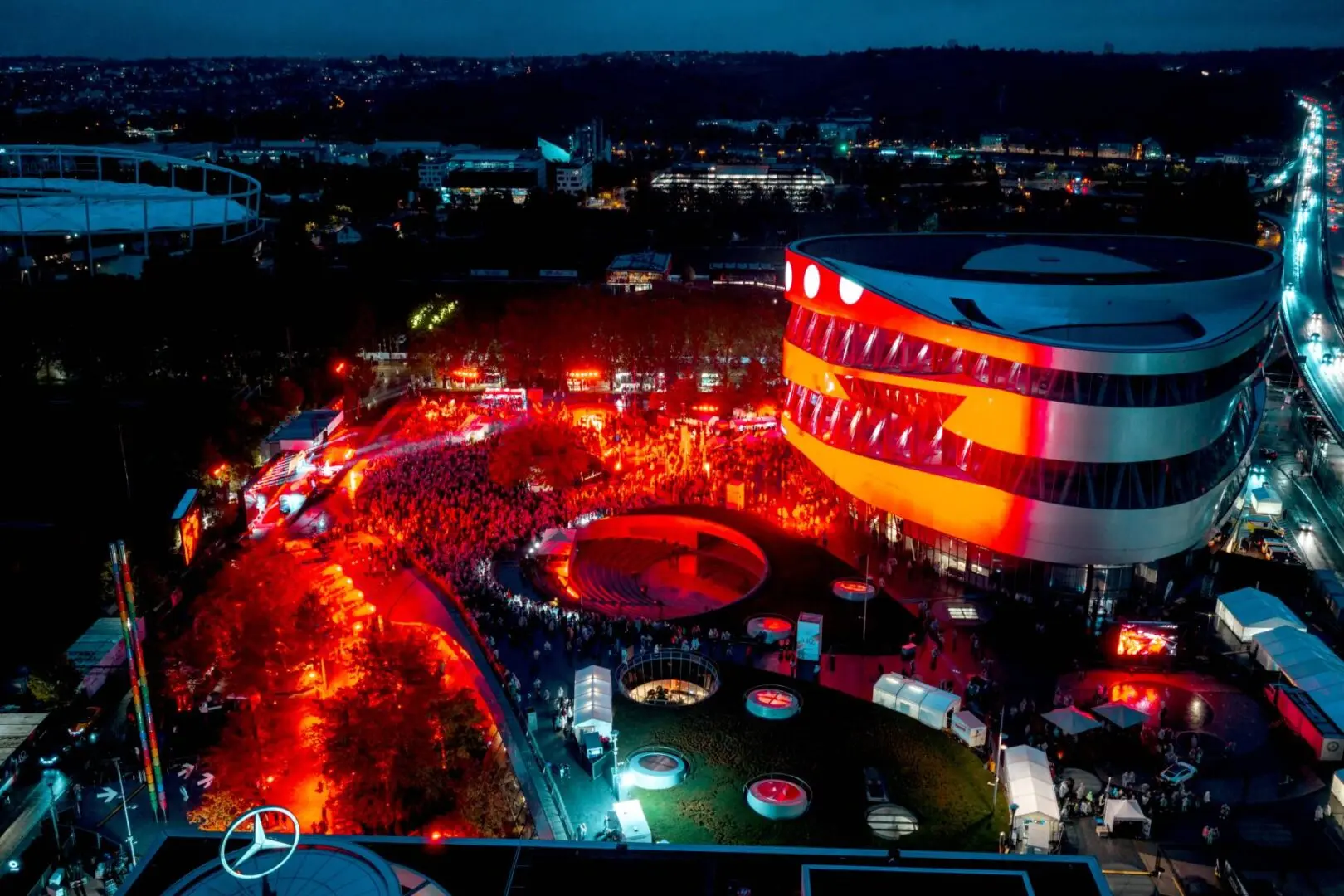 Vista aérea del Mercedes-Benz Museum iluminado durante The 140 Festival