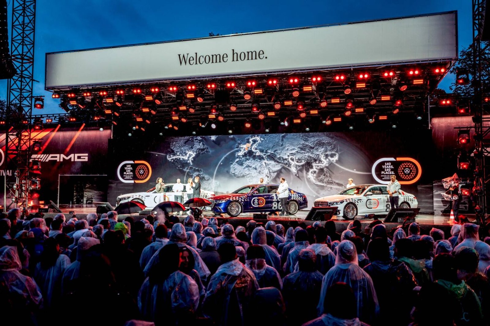 Escenario de The 140 Festival con público en el Mercedes-Benz Museum
