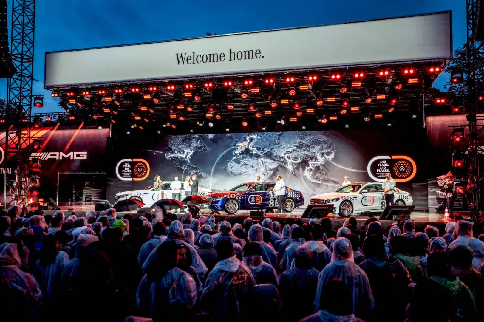 Escenario de The 140 Festival con público en el Mercedes-Benz Museum