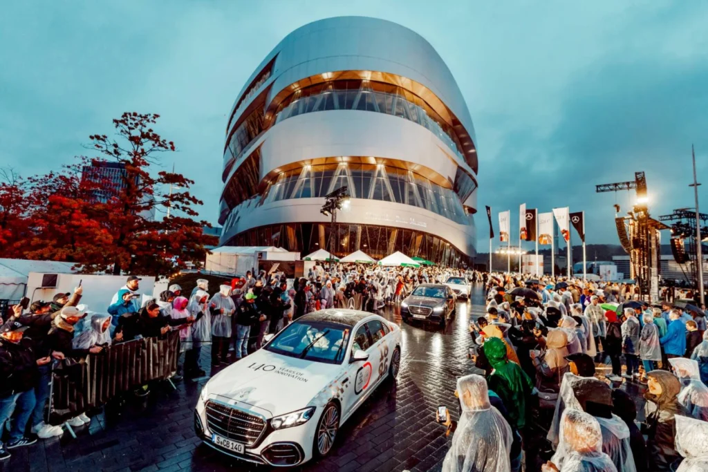 Mercedes-Benz Clase S frente al Mercedes-Benz Museum durante The 140 Festival