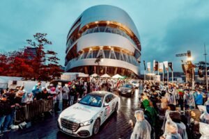 Mercedes-Benz Clase S frente al Mercedes-Benz Museum durante The 140 Festival