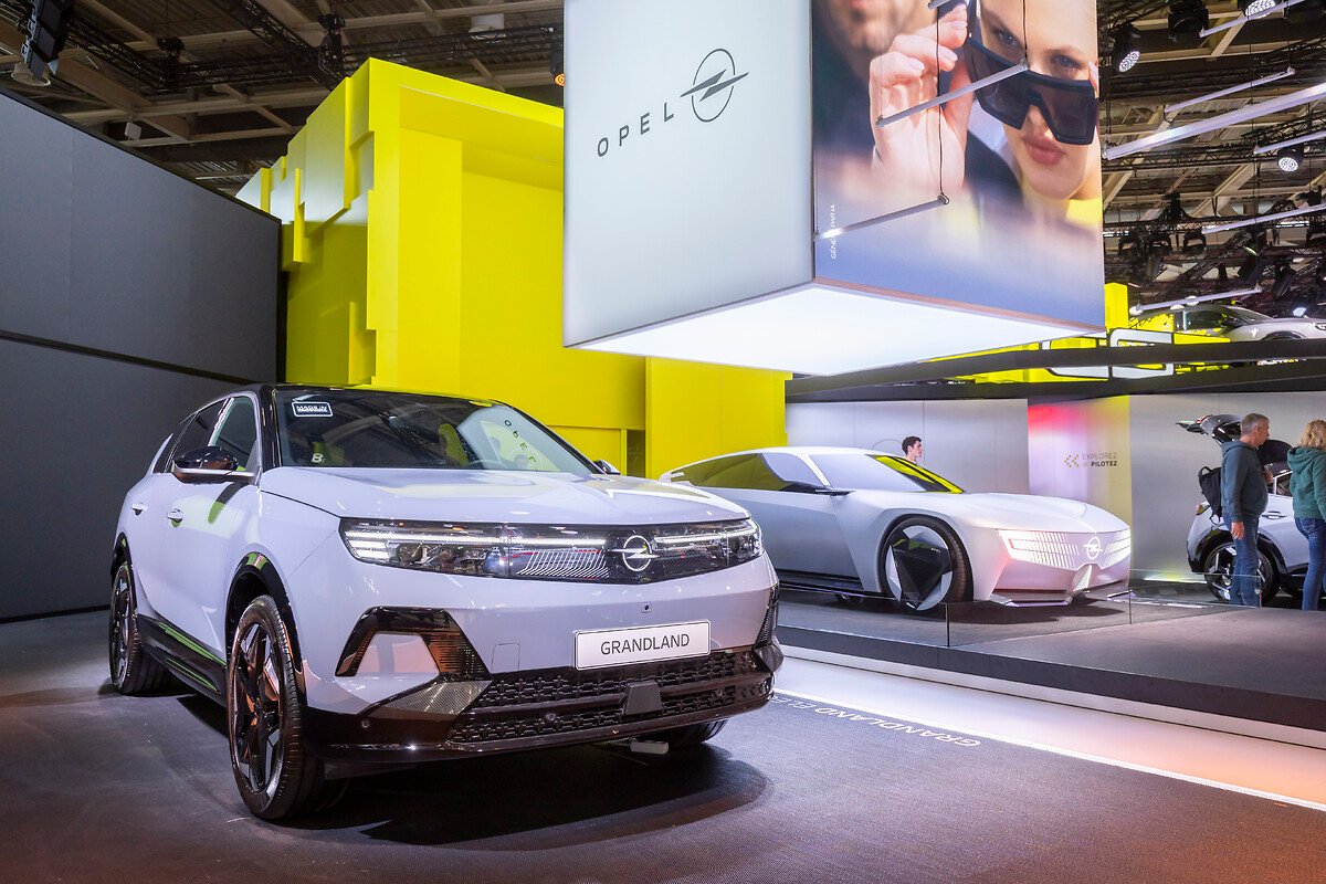Opel Grandland Electric AWD blanco en el Salón de París