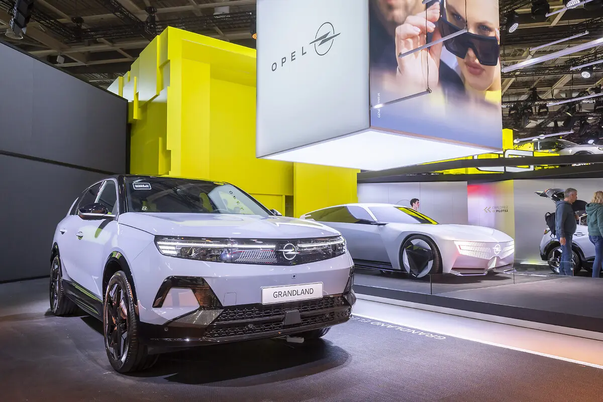 Opel Grandland Electric AWD blanco en el Salón de París
