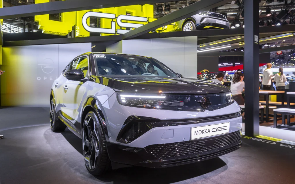 Opel Mokka GSE en vista tres cuartos delantera en el Salón de París