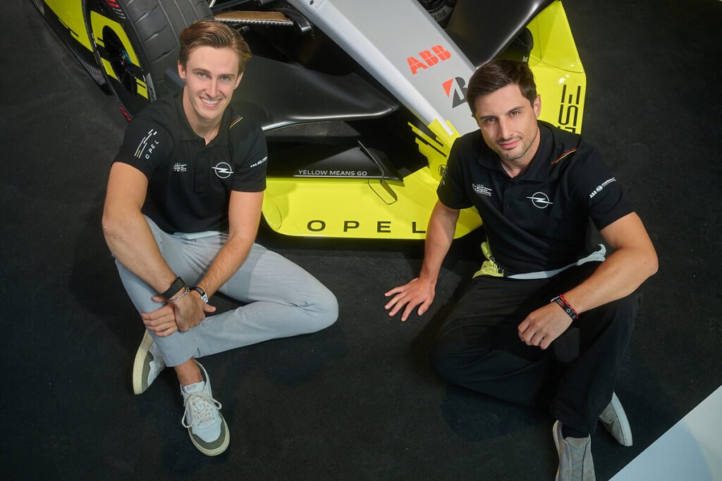 Mitch Evans y Théo Pourchaire junto al Opel GSE 27FE