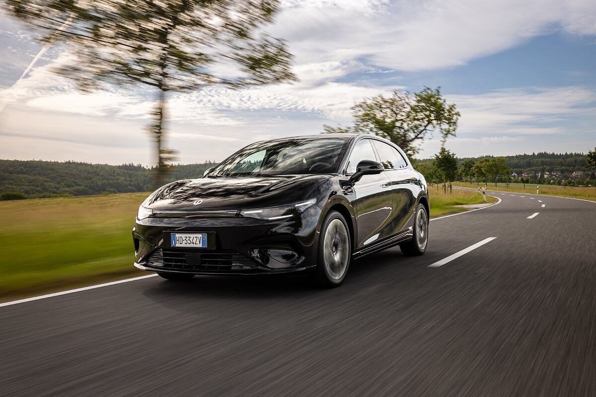 Leapmotor B05 negro en marcha por una carretera