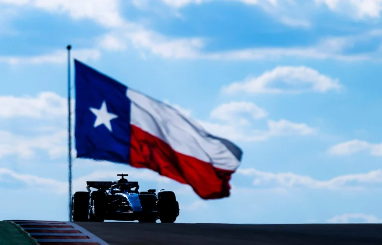 Un monoplaza de Williams rueda junto a la bandera de Texas en el Circuito de las Américas