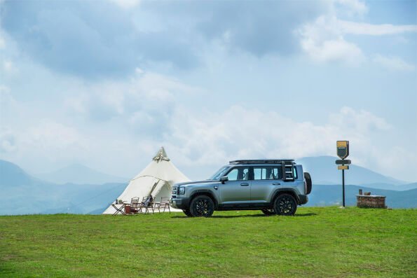 GWM Haval H7 junto a una tienda de campaña