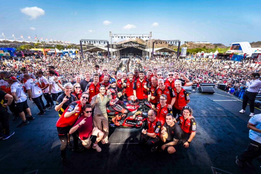 El equipo Ducati Lenovo celebra con la afición en Mandalika