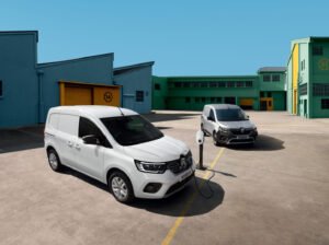 Renault Kangoo E-Tech electric blanca en vista tres cuartos delantera