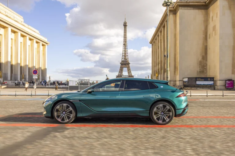 Denza Z9GT en París, coche que recibirá el asistente CNOA