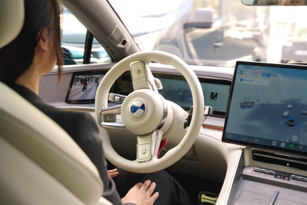 Interior del Denza Z9GT con la pantalla del asistente CNOA