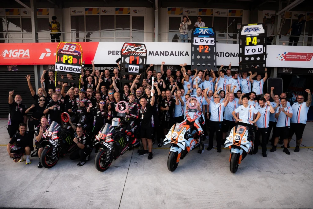 El equipo Aprilia Racing celebra el triplete de Mandalika