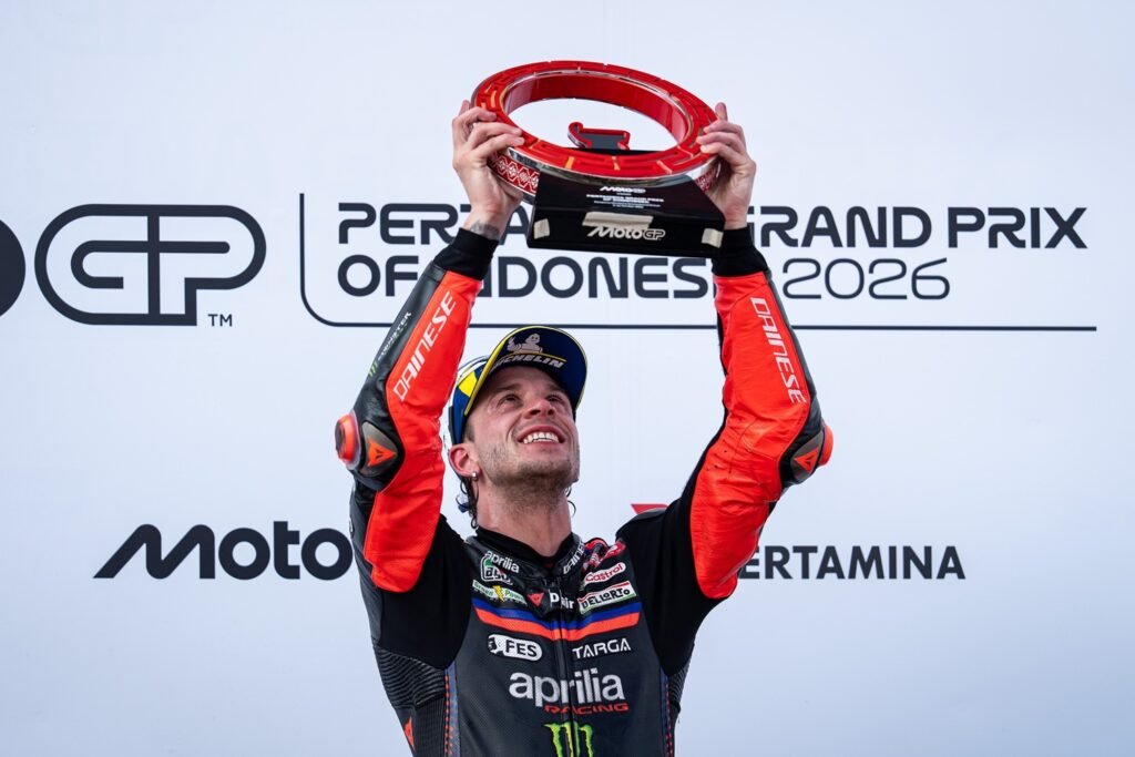 Marco Bezzecchi levanta el trofeo de ganador del GP de Indonesia