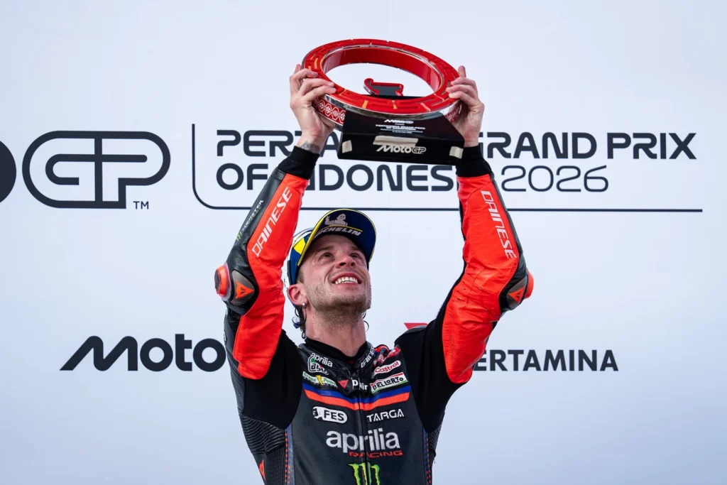 Marco Bezzecchi levanta el trofeo de ganador del GP de Indonesia