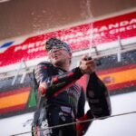 Jorge Martín celebra en el podio de Mandalika con la bandera de España