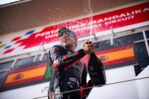 Jorge Martín celebra en el podio de Mandalika con la bandera de España