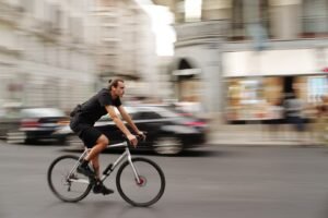 Ciclista circulando por la Gran Vía de Madrid