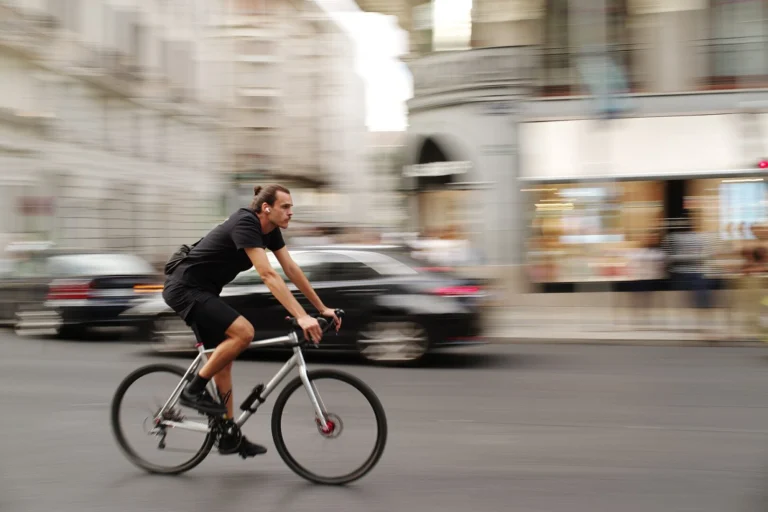 Ciclista circulando por la Gran Vía de Madrid